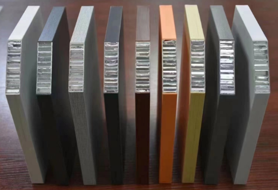 吊頂裝飾鋁蜂窩板天花 可定制，鋁蜂窩板具有重量輕、強(qiáng)度高、平整度好等優(yōu)點(diǎn)，在產(chǎn)品規(guī)格、裝飾縫形成、材料和顏色方面有多種的選擇，能夠展示豐富的墻面表現(xiàn)效果，實(shí)現(xiàn)了建筑物的實(shí)用性和美觀度。